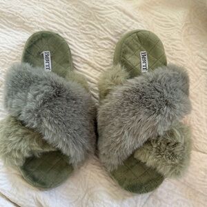 NWOT Born Fuzzy Faux Fur Criss Cross Slippers Mossy Green Size 7.5 Unworn